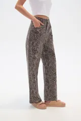 Pantalón ancho de algodón con estampado multicolor y calce alto.