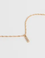 Cadena corta dorada con dije de la letra A cubierto de strass.