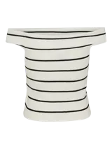 Top de punto blanco con rayas horizontales negras, escote off-shoulder y sin mangas.