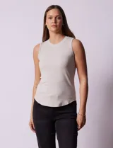 Musculosa color gris claro, de modal elastizado con cuello a la base y corte ajustado.