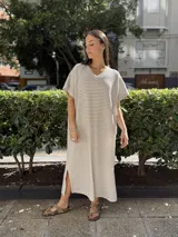 Vestido largo a rayas horizontales color beige y blanco, con escote en V y tajos laterales.