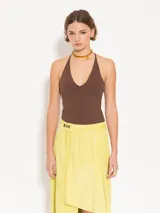 Top marrón con escote halter y espalda descubierta.