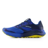 Championes deportivos de hombre diseñados para carreras de montaña, con entresuela DynaSoft y suela AT Tread para tracción en múltiples superficies.