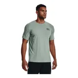 Remera celeste de Under Armour, corte clásico, mangas cortas y logo estampado en el pecho.