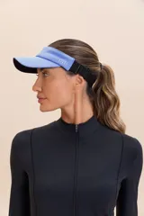 Visera azul con tecnología UV30+, diseñada para actividades al aire libre, con ajuste regulable en la parte posterior.