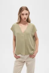 Blusa color verde oliva de poliéster, lisa, holgada y con cuello en V.