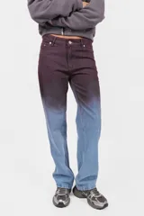 Pantalón denim de corte recto, color azul con teñido sopleteado en morado en la parte superior.