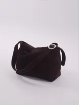 Cartera bandolera de cuero color marrón chocolate, con correa regulable y bolsillo interno con cierre.