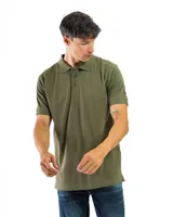 Remera polo color verde militar, confeccionada en 100% algodón. Tiene cuello clásico con tres botones y logo bordado en el costado del brazo izquierdo.
