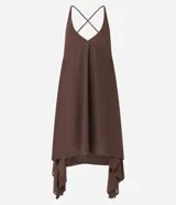 Vestido midi evasé color marrón chocolate, confeccionado en tul, con escote en V, breteles finos y puntas laterales alongadas.
