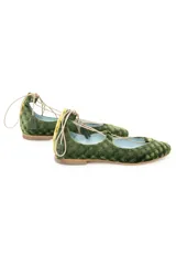 Bailarinas de terciopelo verde musgo con cordones para atar al tobillo y borlas de ante. Incluyen plantilla de lana intercambiable, cuña interna de 1,5cm, interior de piel y suela de cuero. Diseño y fabricación 100% española.