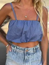 Top celeste con breteles finos y elástico en el escote.