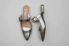 Sandalias plateadas con punta fina, tira sobre el empeine con hebilla y pequeño taco cuadrado.