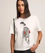 Remera blanca de algodón con mangas cortas y estampa de una mujer con un vestido estampado y un bolso rojo.