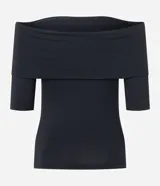 Blusa blanca con escote hombro a hombro y mangas 3/4.
