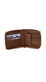 Billetera de cuero marrón oscuro con doble pespunte artesanal en color blanco en el exterior y cierre alrededor. El interior cuenta con compartimentos para billetes, tarjeteros y un monedero con broche.