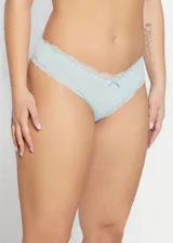 Bombacha culotte tiro alto color celeste, de microfibra con detalle de encaje blanco en la cintura. Fundillo 100% algodón.
