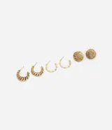 Set de tres pares de aros dorados: un par de aros gruesos con textura trenzada, un par de aros finos lisos y un par de aros tipo botón con textura ondulada.