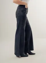 Pantalón de jean negro de corte wide leg y tiro alto.