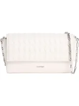 Cartera tipo sobre o clutch de piel sintética blanca, con solapa acolchada con patrón de rombos. Posee correa de cadena metálica plateada y logo metálico de Calvin Klein grabado en la parte inferior de la solapa.