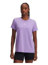 Remera negra de Under Armour, corte clásico, mangas cortas y logo estampado en el pecho.