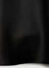 Falda midi marrón de tejido satinado, corte recto y cintura elástica.