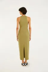 Vestido midi verde oliva, de corte ajustado, con cuello redondo y estampado de flores y texto en el pecho.