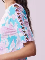 Remera de algodón estampado con flores, marca Ruby Rd. Manga corta entrelazada con aberturas.