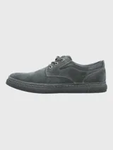 Zapato acordonado de gamuza color marrón claro con suela de goma.