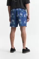 Short de baño estampado con cintura elástica, cordón ajustable, dos bolsillos laterales y uno trasero. Confeccionado en tela ligera de secado rápido y logo bordado.