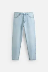 Pantalón de jean celeste, corte slim fit tapered, con cinco bolsillos, efecto lavado y cierre frontal con cremallera y botón.