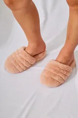 Pantuflas tipo slides forradas en piel sintética color blanco o negro, con base de goma.