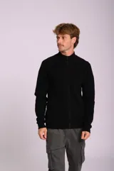 Campera de punto negro con cuello alto acanalado y cierre metálico.