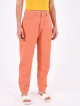Pantalón jean color terracota, de corte recto y tiro alto.