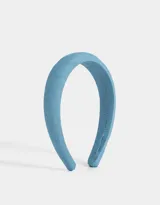 Vincha rígida forrada en tela de denim celeste.