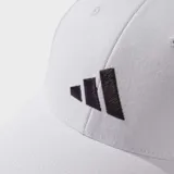 Gorra de béisbol blanca con visera curva y cierre ajustable en la nuca. Presenta el logotipo de las tres barras de Adidas bordado en negro en el panel frontal.