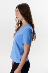 Remera color azul con escote en V y mangas cortas.