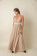 Vestido largo de seda color beige, con escote en V, breteles finos ajustables y diseño cruzado.
