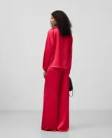 Pantalón negro de tiro alto, pierna muy ancha y caída fluida, confeccionado en tejido satinado de poliéster reciclado.