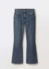 Pantalón de jean azul oscuro, de tiro alto, corte flare y cinco bolsillos.