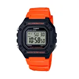 Reloj digital Casio con caja negra y correa de resina naranja. Cuenta con funciones de cronómetro, alarma y luz de fondo. Resistente al agua hasta 50 metros.