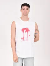 Musculosa blanca con estampado de palmeras rojas y texto "Closed for the weekend".