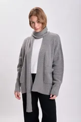 Cardigan tejido de punto color gris claro, con cuello chal y lazo para atar.