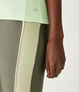 Remera deportiva color verde flúor, de corte clásico, con cuello redondo y mangas cortas.