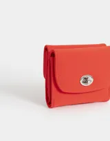 Billetera cuadrada de cuerina color negro con cierre de broche metálico. Cuenta con compartimentos para tarjetas y billetes.