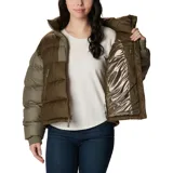 Campera puffer cropped Columbia Pike Lake II, color celeste, rosa y naranja. Cuenta con tecnología térmica reflectante Omni-Heat™, aislamiento de poliéster 100 % reciclado, puños con forro de jersey, protector de mentón, cremallera central delantera de doble dirección, bolsillo interior de seguridad, bolsillos laterales con cremallera, puños elásticos, dobladillo ajustable con ceñidor y tratamiento duradero repelente al agua sin PFC.