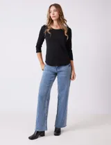 Remera de algodón negra de manga tres cuartos y cuello redondo.