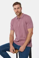 Remera polo piqué lisa color salmón, con cuello en rib y botones personalizados.