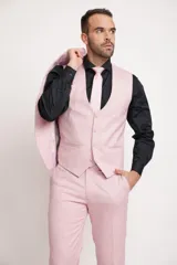 Traje de tres piezas color crema, compuesto por saco, chaleco y pantalón de corte slim fit. Incluye pañuelo de bolsillo estampado.