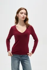 Remera manga larga de viscosa color blanco, ajustada al cuerpo y con cuello en V.